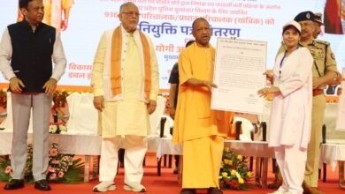 लखनऊ में मुख्यमंत्री योगी आदित्यनाथ ने युवाओं के लिए बड़ी घोषणा करते हुए कहा कि उत्तर प्रदेश पुलिस में इस वर्ष लगभग एक लाख नई भर्तियां की जाएंगी। उन्होंने पुलिस दूरसंचार विभाग के 936 चयनित अभ्यर्थियों को नियुक्ति पत्र वितरित किए और निष्पक्ष भर्ती प्रक्रिया पर जोर दिया। सीएम ने कहा कि अब बिना सिफारिश और लेनदेन के केवल योग्यता के आधार पर चयन हो रहा है। उन्होंने युवाओं से ईमानदारी, पारदर्शिता और राष्ट्रसेवा के भाव से कार्य करने का आह्वान किया।