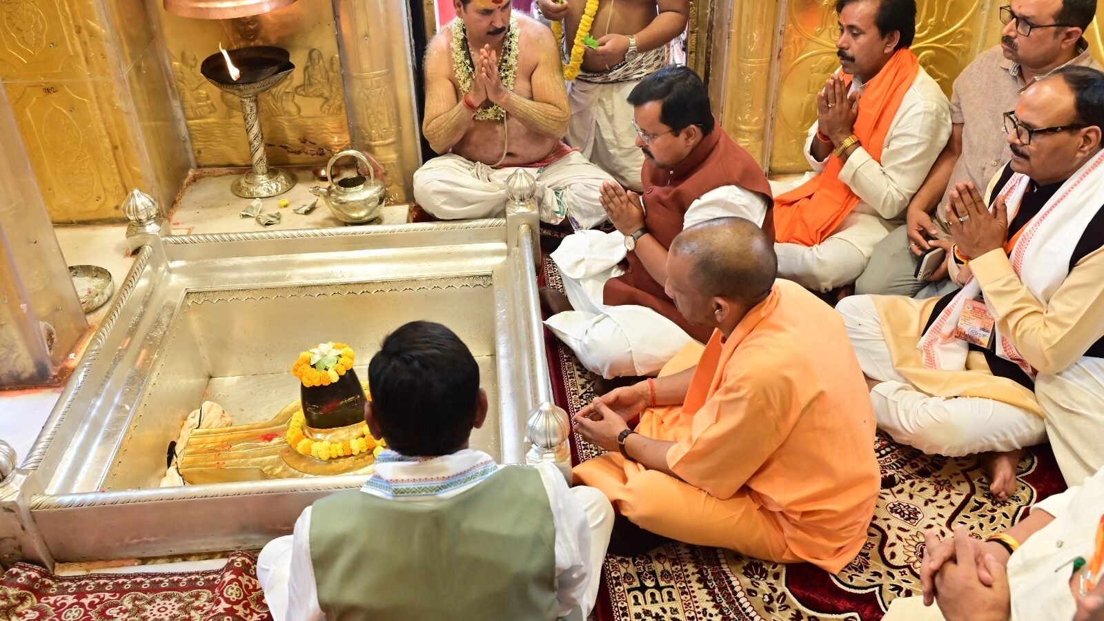 Yogi Adityanath ने बाबतपुर एयरपोर्ट पर भाजपा के राष्ट्रीय अध्यक्ष नितिन नबीन का भव्य स्वागत किया। पहली बार काशी आगमन पर पार्टी नेताओं और कार्यकर्ताओं ने एयरपोर्ट से Kashi Vishwanath Temple तक जगह-जगह पुष्प वर्षा और ढोल-नगाड़ों से जोरदार स्वागत किया। इस दौरान प्रदेश व केंद्र के कई मंत्री और जनप्रतिनिधि मौजूद रहे। वहीं प्रधानमंत्री Narendra Modi के दौरे को लेकर भी शहर में विशेष तैयारियां की गई हैं।