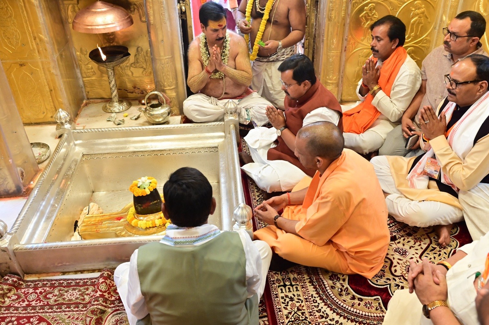 Yogi Adityanath ने बाबतपुर एयरपोर्ट पर भाजपा के राष्ट्रीय अध्यक्ष नितिन नबीन का भव्य स्वागत किया। पहली बार काशी आगमन पर पार्टी नेताओं और कार्यकर्ताओं ने एयरपोर्ट से Kashi Vishwanath Temple तक जगह-जगह पुष्प वर्षा और ढोल-नगाड़ों से जोरदार स्वागत किया। इस दौरान प्रदेश व केंद्र के कई मंत्री और जनप्रतिनिधि मौजूद रहे। वहीं प्रधानमंत्री Narendra Modi के दौरे को लेकर भी शहर में विशेष तैयारियां की गई हैं।