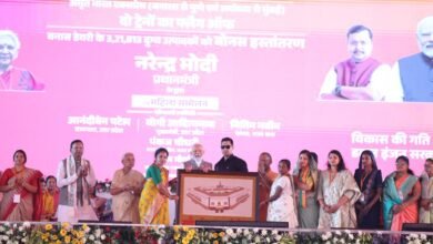 वाराणसी में आयोजित नारी वंदन सम्मेलन में मातृशक्ति ने प्रधानमंत्री नरेंद्र मोदी का स्वागत काशी के जीआई टैग हस्तशिल्प उत्पादों से किया। पहली बार एक ही मंच से छह जीआई पंजीकृत कलाकृतियां भेंट कर नया कीर्तिमान बना। इसमें काष्ठ कला, जरदोजी, पेपर मैशे और सॉफ्ट स्टोन शिल्प शामिल रहे। इस आयोजन से काशी की पारंपरिक कला को राष्ट्रीय पहचान मिली और स्थानीय शिल्पकारों व बुनकरों का उत्साह बढ़ा। उत्तर प्रदेश जीआई उत्पादों में देश में अग्रणी बना हुआ है।