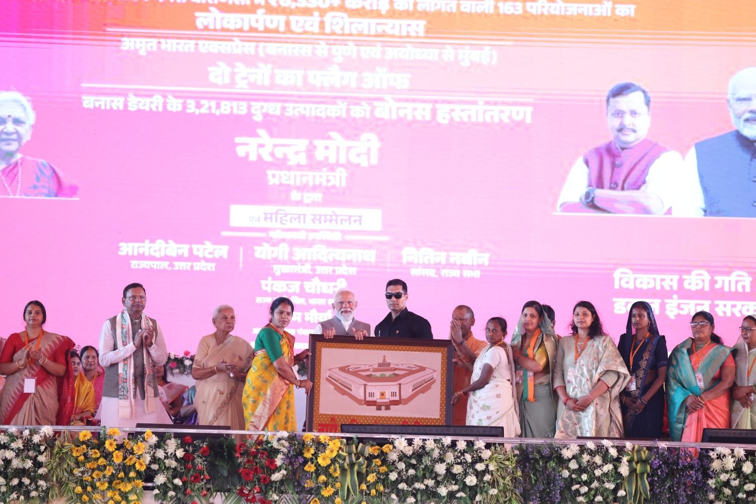 वाराणसी में आयोजित नारी वंदन सम्मेलन में मातृशक्ति ने प्रधानमंत्री नरेंद्र मोदी का स्वागत काशी के जीआई टैग हस्तशिल्प उत्पादों से किया। पहली बार एक ही मंच से छह जीआई पंजीकृत कलाकृतियां भेंट कर नया कीर्तिमान बना। इसमें काष्ठ कला, जरदोजी, पेपर मैशे और सॉफ्ट स्टोन शिल्प शामिल रहे। इस आयोजन से काशी की पारंपरिक कला को राष्ट्रीय पहचान मिली और स्थानीय शिल्पकारों व बुनकरों का उत्साह बढ़ा। उत्तर प्रदेश जीआई उत्पादों में देश में अग्रणी बना हुआ है।