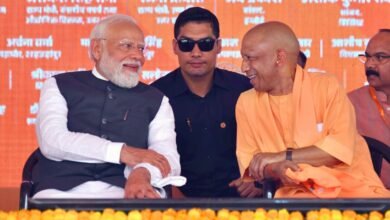 गंगा एक्सप्रेसवे के शुरू होते ही उत्तर प्रदेश में आस्था, विरासत और पर्यटन को नई गति मिली है। 594 किमी लंबा यह कॉरिडोर मेरठ से प्रयागराज तक प्रमुख तीर्थ स्थलों, इको-टूरिज्म साइट्स और ऐतिहासिक धरोहरों को जोड़ते हुए यात्रा को आसान बनाएगा। Narendra Modi और Yogi Adityanath के नेतृत्व में यह परियोजना पर्यटन, रोजगार और क्षेत्रीय विकास के नए अवसर खोलते हुए राज्य की अर्थव्यवस्था को मजबूती देगी।