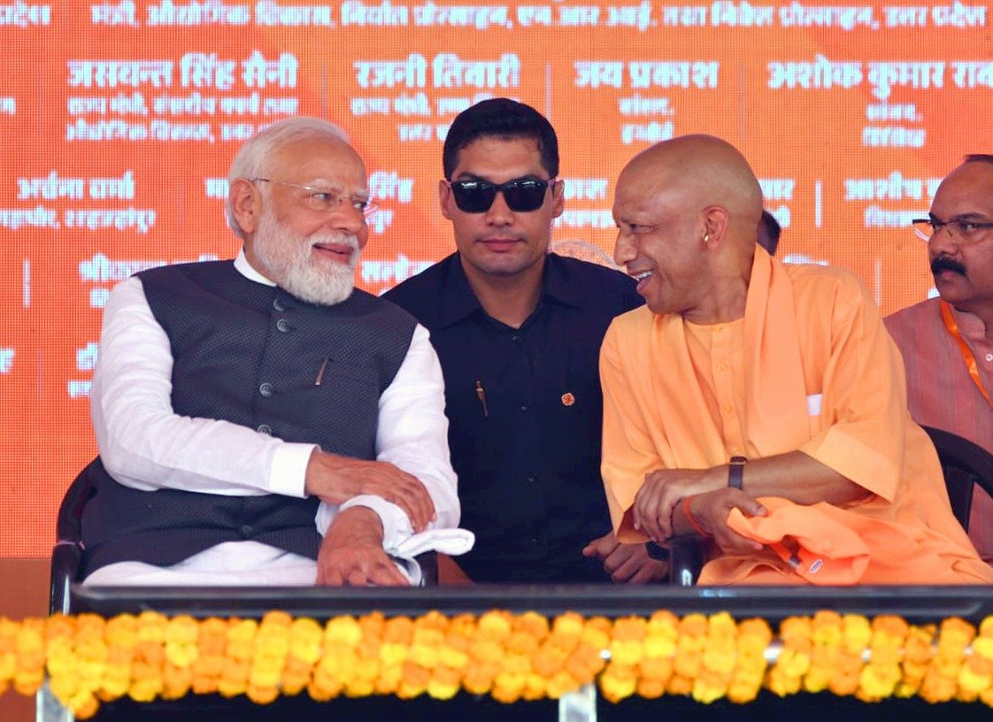 गंगा एक्सप्रेसवे के शुरू होते ही उत्तर प्रदेश में आस्था, विरासत और पर्यटन को नई गति मिली है। 594 किमी लंबा यह कॉरिडोर मेरठ से प्रयागराज तक प्रमुख तीर्थ स्थलों, इको-टूरिज्म साइट्स और ऐतिहासिक धरोहरों को जोड़ते हुए यात्रा को आसान बनाएगा। Narendra Modi और Yogi Adityanath के नेतृत्व में यह परियोजना पर्यटन, रोजगार और क्षेत्रीय विकास के नए अवसर खोलते हुए राज्य की अर्थव्यवस्था को मजबूती देगी।