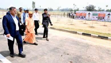 Yogi Adityanath के विजन और मॉनिटरिंग में गंगा एक्सप्रेसवे महज पांच वर्षों में हकीकत बना। 594 किमी लंबा यह एक्सप्रेसवे मेरठ से प्रयागराज तक 12 जिलों को जोड़ते हुए किसानों, उद्योग और युवाओं के लिए नए अवसर लेकर आया है। आधुनिक तकनीक, पारदर्शी भूमि अधिग्रहण और तेज क्रियान्वयन ने इसे यूपी के इंफ्रास्ट्रक्चर विकास की सबसे बड़ी सफलता बना दिया है, जो ट्रिलियन डॉलर अर्थव्यवस्था की दिशा में मजबूत कदम है।