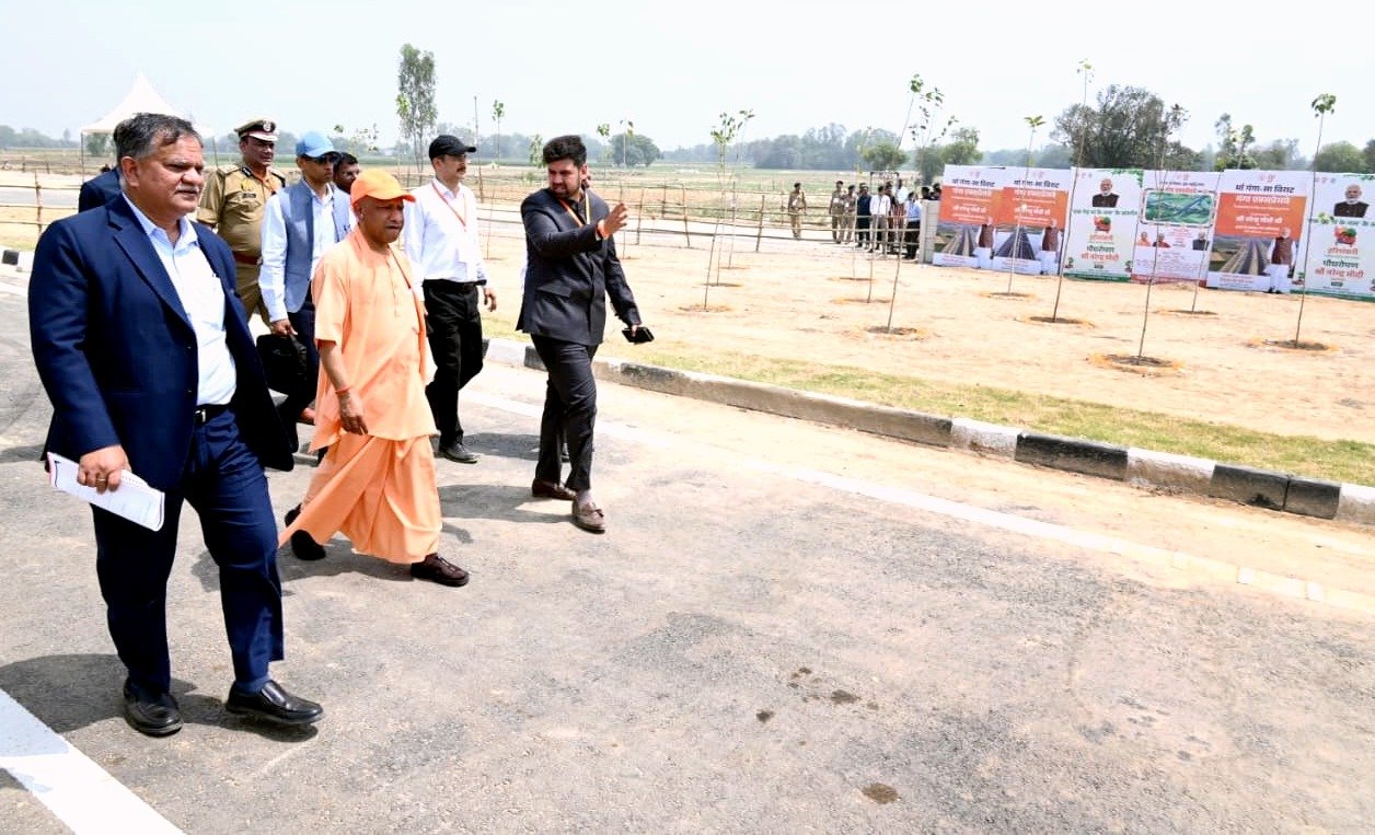 Yogi Adityanath के विजन और मॉनिटरिंग में गंगा एक्सप्रेसवे महज पांच वर्षों में हकीकत बना। 594 किमी लंबा यह एक्सप्रेसवे मेरठ से प्रयागराज तक 12 जिलों को जोड़ते हुए किसानों, उद्योग और युवाओं के लिए नए अवसर लेकर आया है। आधुनिक तकनीक, पारदर्शी भूमि अधिग्रहण और तेज क्रियान्वयन ने इसे यूपी के इंफ्रास्ट्रक्चर विकास की सबसे बड़ी सफलता बना दिया है, जो ट्रिलियन डॉलर अर्थव्यवस्था की दिशा में मजबूत कदम है।