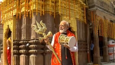 वाराणसी दौरे पर प्रधानमंत्री Narendra Modi को बाबा विश्वनाथ धाम में गुलाबी मीनाकारी से निर्मित श्री Kashi Vishwanath Temple मंदिर की अनुकृति, त्रिशूल और डमरू भेंट किए गए। यह उपहार काशी की समृद्ध हस्तशिल्प परंपरा और सनातन संस्कृति का प्रतीक हैं। जनप्रतिनिधियों द्वारा भेंट किए गए इन उपहारों से पीएम और काशी के बीच आत्मीय संबंध झलके। दो दिवसीय दौरे में कुल 8 जीआई उत्पाद भेंट किए गए, जिससे स्थानीय कारीगरों को प्रोत्साहन मिला।