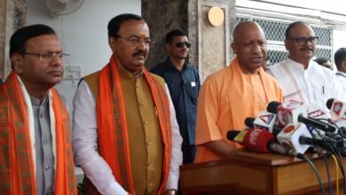 Yogi Adityanath ने लखनऊ में विधानसभा के विशेष सत्र से पहले विपक्ष पर तीखा हमला बोला। उन्होंने कांग्रेस, सपा और इंडी गठबंधन को महिला विरोधी बताते हुए नारी शक्ति वंदन संशोधन विधेयक के विरोध की कड़ी निंदा की। मुख्यमंत्री ने कहा कि विपक्ष के पास अपनी छवि सुधारने का अवसर था, लेकिन उन्होंने इसे गंवा दिया। उन्होंने सदन में इन दलों को बेनकाब करने और उनसे माफी मांगने या निंदा प्रस्ताव में शामिल होने की अपील की।