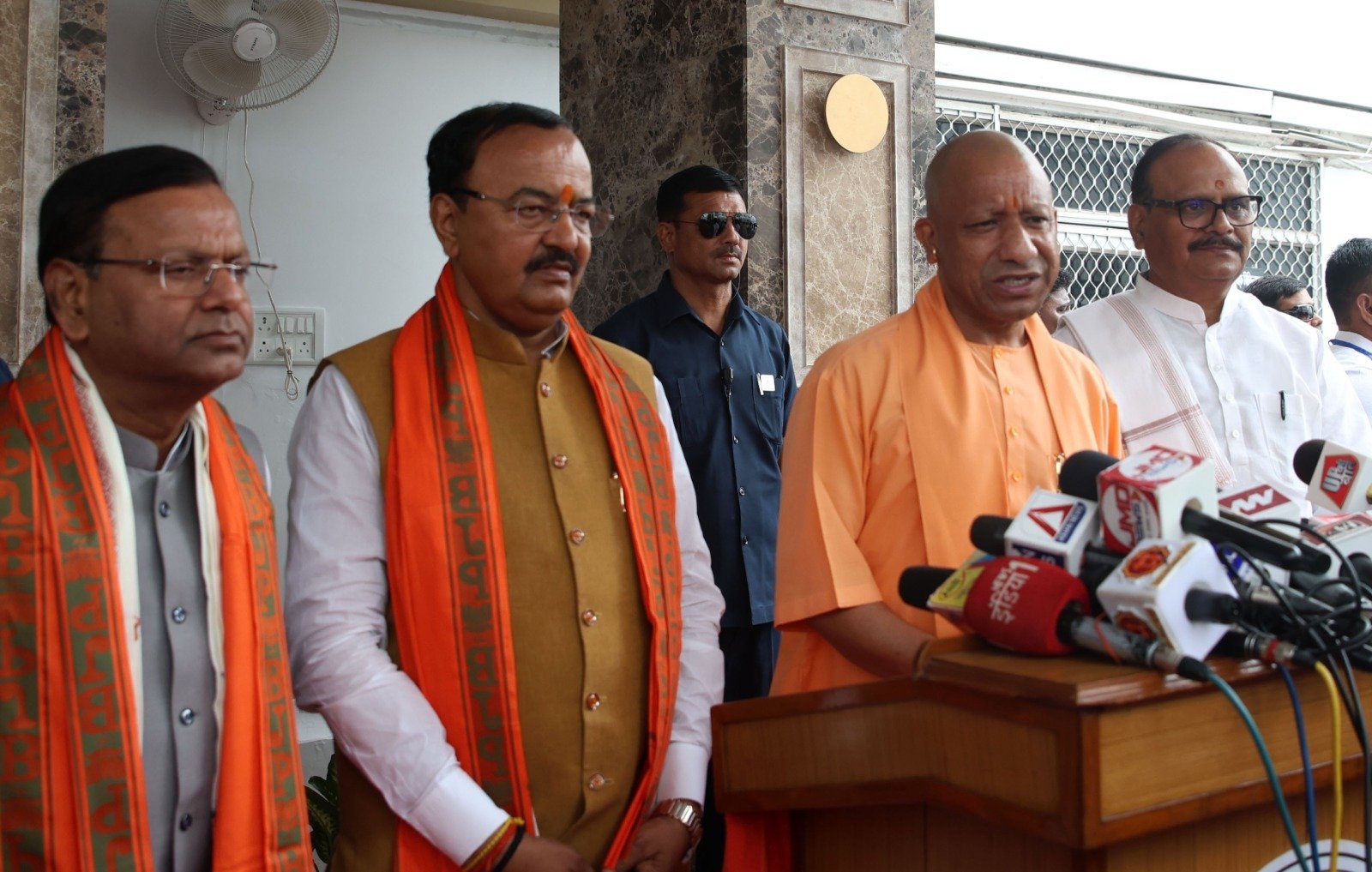 Yogi Adityanath ने लखनऊ में विधानसभा के विशेष सत्र से पहले विपक्ष पर तीखा हमला बोला। उन्होंने कांग्रेस, सपा और इंडी गठबंधन को महिला विरोधी बताते हुए नारी शक्ति वंदन संशोधन विधेयक के विरोध की कड़ी निंदा की। मुख्यमंत्री ने कहा कि विपक्ष के पास अपनी छवि सुधारने का अवसर था, लेकिन उन्होंने इसे गंवा दिया। उन्होंने सदन में इन दलों को बेनकाब करने और उनसे माफी मांगने या निंदा प्रस्ताव में शामिल होने की अपील की।