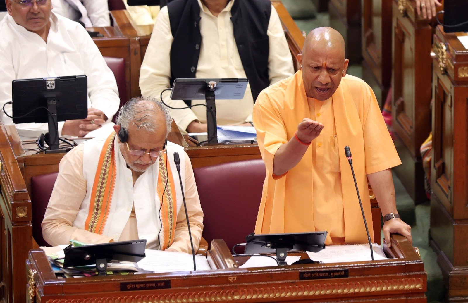 लखनऊ में मुख्यमंत्री योगी आदित्यनाथ ने विधानसभा के विशेष सत्र में नारी शक्ति वंदन अधिनियम पर चर्चा करते हुए विपक्ष पर तीखा हमला बोला। उन्होंने कहा कि महिलाओं को केवल योजनाओं तक सीमित नहीं, बल्कि नीति-निर्धारण में भागीदारी मिलनी चाहिए। नरेन्द्र मोदी के नेतृत्व में महिलाओं के सशक्तीकरण के लिए कई योजनाएं लागू हुईं। सीएम ने आरोप लगाया कि सपा और कांग्रेस लगातार महिला आरक्षण का विरोध कर रही हैं, जिससे आधी आबादी के अधिकार प्रभावित हो रहे हैं।