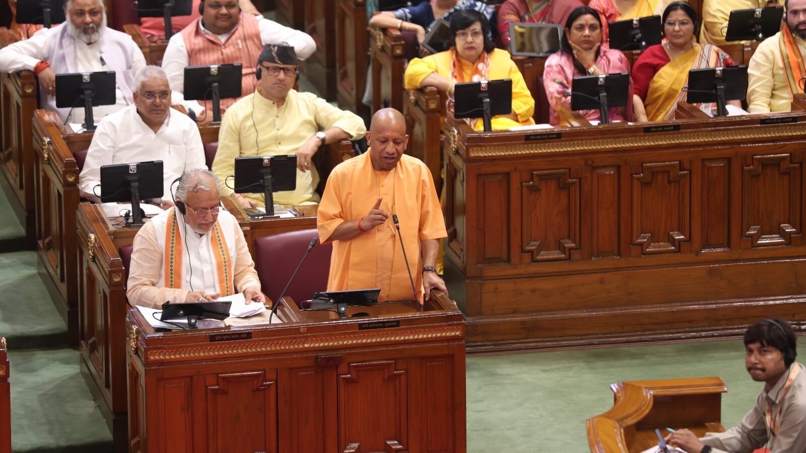 लखनऊ में महिला सशक्तीकरण पर आयोजित विशेष सत्र में नारी शक्ति वंदन अधिनियम को लेकर तीखी बहस हुई। विरोध करने वाले दलों के खिलाफ निंदा प्रस्ताव ध्वनिमत से पारित किया गया। मुख्यमंत्री Yogi Adityanath ने विपक्ष, खासकर Samajwadi Party पर महिलाओं के अधिकारों में बाधा डालने का आरोप लगाया। उन्होंने स्पष्ट कहा कि सरकार सामाजिक न्याय के तहत आरक्षण के पक्ष में है, लेकिन मजहबी आधार पर आरक्षण का विरोध करती रहेगी।