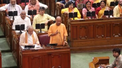 लखनऊ में महिला सशक्तीकरण पर आयोजित विशेष सत्र में नारी शक्ति वंदन अधिनियम को लेकर तीखी बहस हुई। विरोध करने वाले दलों के खिलाफ निंदा प्रस्ताव ध्वनिमत से पारित किया गया। मुख्यमंत्री Yogi Adityanath ने विपक्ष, खासकर Samajwadi Party पर महिलाओं के अधिकारों में बाधा डालने का आरोप लगाया। उन्होंने स्पष्ट कहा कि सरकार सामाजिक न्याय के तहत आरक्षण के पक्ष में है, लेकिन मजहबी आधार पर आरक्षण का विरोध करती रहेगी।