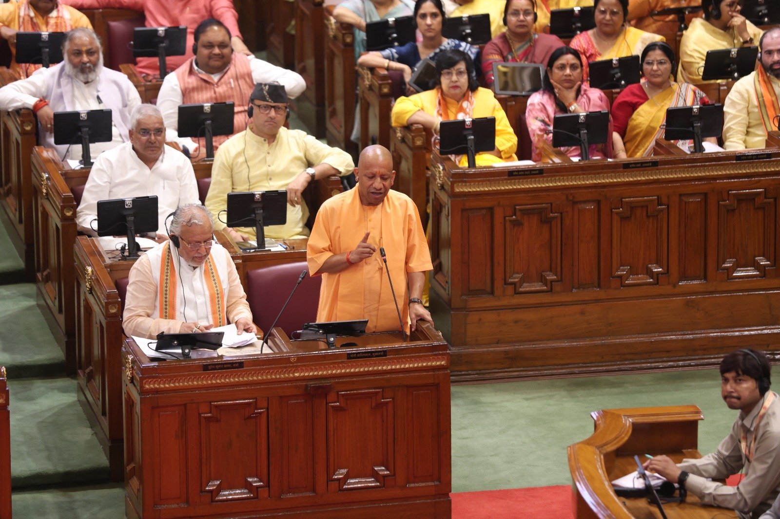 लखनऊ में महिला सशक्तीकरण पर आयोजित विशेष सत्र में नारी शक्ति वंदन अधिनियम को लेकर तीखी बहस हुई। विरोध करने वाले दलों के खिलाफ निंदा प्रस्ताव ध्वनिमत से पारित किया गया। मुख्यमंत्री Yogi Adityanath ने विपक्ष, खासकर Samajwadi Party पर महिलाओं के अधिकारों में बाधा डालने का आरोप लगाया। उन्होंने स्पष्ट कहा कि सरकार सामाजिक न्याय के तहत आरक्षण के पक्ष में है, लेकिन मजहबी आधार पर आरक्षण का विरोध करती रहेगी।