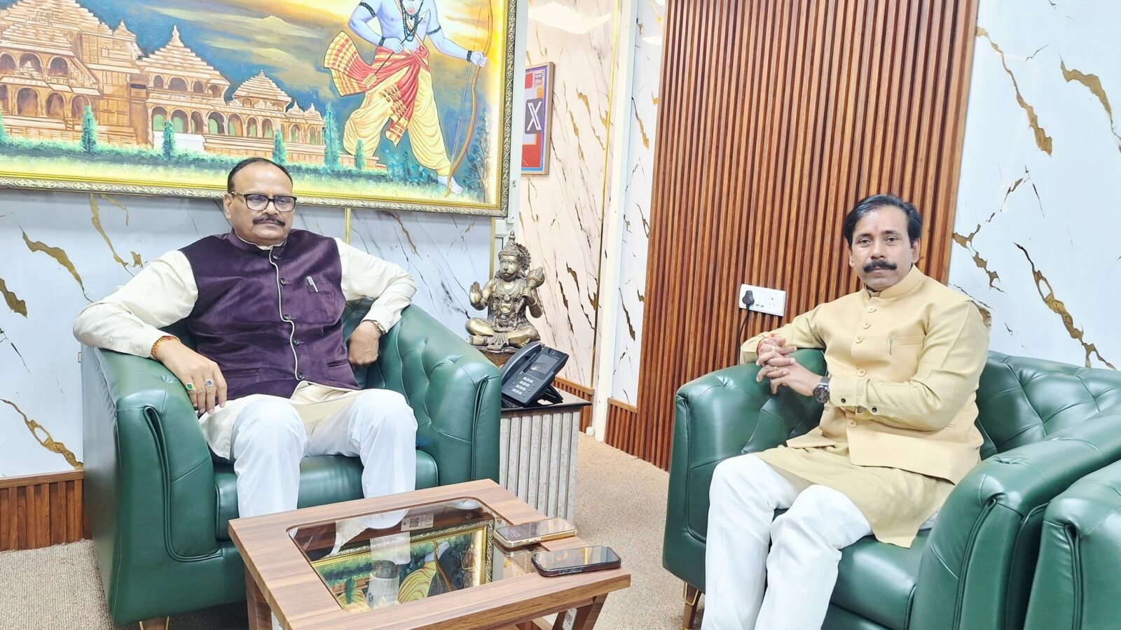 नोएडा में हुई हिंसा को उत्तर प्रदेश के श्रम मंत्री अनिल राजभर ने सुनियोजित साजिश बताया है। उन्होंने कहा कि यह प्रदेश के विकास और शांति व्यवस्था को बाधित करने का प्रयास है। हालिया आतंकी गिरफ्तारियों के बाद साजिश की आशंका और गहरी हुई है। सरकार ने श्रमिकों से शांति बनाए रखने और संवाद का रास्ता अपनाने की अपील की है।