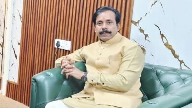 नोएडा में हुई हिंसा को उत्तर प्रदेश के श्रम मंत्री अनिल राजभर ने सुनियोजित साजिश बताया है। उन्होंने कहा कि यह प्रदेश के विकास और शांति व्यवस्था को बाधित करने का प्रयास है। हालिया आतंकी गिरफ्तारियों के बाद साजिश की आशंका और गहरी हुई है। सरकार ने श्रमिकों से शांति बनाए रखने और संवाद का रास्ता अपनाने की अपील की है।