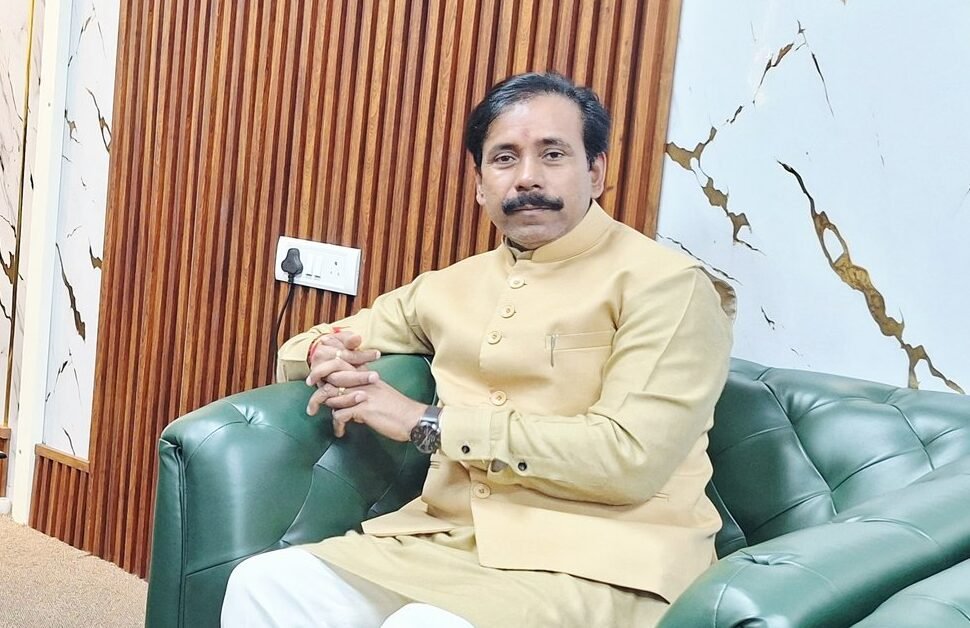 नोएडा में हुई हिंसा को उत्तर प्रदेश के श्रम मंत्री अनिल राजभर ने सुनियोजित साजिश बताया है। उन्होंने कहा कि यह प्रदेश के विकास और शांति व्यवस्था को बाधित करने का प्रयास है। हालिया आतंकी गिरफ्तारियों के बाद साजिश की आशंका और गहरी हुई है। सरकार ने श्रमिकों से शांति बनाए रखने और संवाद का रास्ता अपनाने की अपील की है।