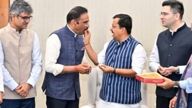 नई दिल्ली में आम आदमी पार्टी को बड़ा झटका देते हुए उसके सात राज्यसभा सांसदों ने इस्तीफा देकर भारतीय जनता पार्टी में शामिल होने का फैसला किया है। राघव चड्ढा ने बताया कि दो-तिहाई से अधिक सांसदों ने संवैधानिक प्रावधानों के तहत विलय का निर्णय लिया है। उन्होंने पार्टी पर मूल सिद्धांतों से भटकने का आरोप लगाया और कहा कि अब वे सकारात्मक राजनीति के जरिए जनसेवा जारी रखना चाहते हैं।