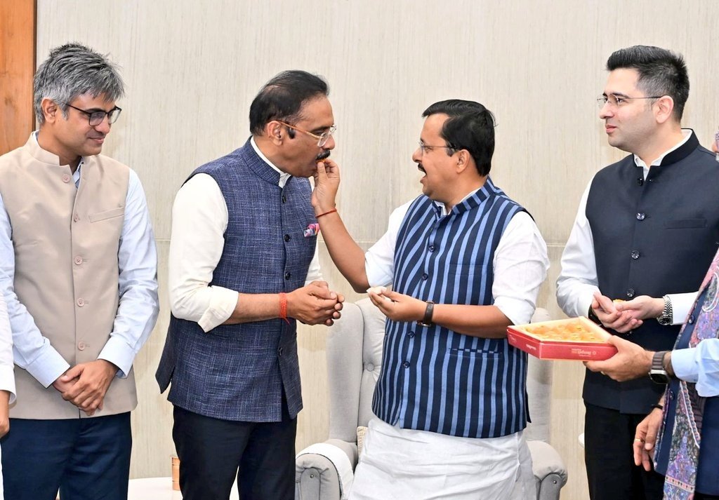 नई दिल्ली में आम आदमी पार्टी को बड़ा झटका देते हुए उसके सात राज्यसभा सांसदों ने इस्तीफा देकर भारतीय जनता पार्टी में शामिल होने का फैसला किया है। राघव चड्ढा ने बताया कि दो-तिहाई से अधिक सांसदों ने संवैधानिक प्रावधानों के तहत विलय का निर्णय लिया है। उन्होंने पार्टी पर मूल सिद्धांतों से भटकने का आरोप लगाया और कहा कि अब वे सकारात्मक राजनीति के जरिए जनसेवा जारी रखना चाहते हैं।