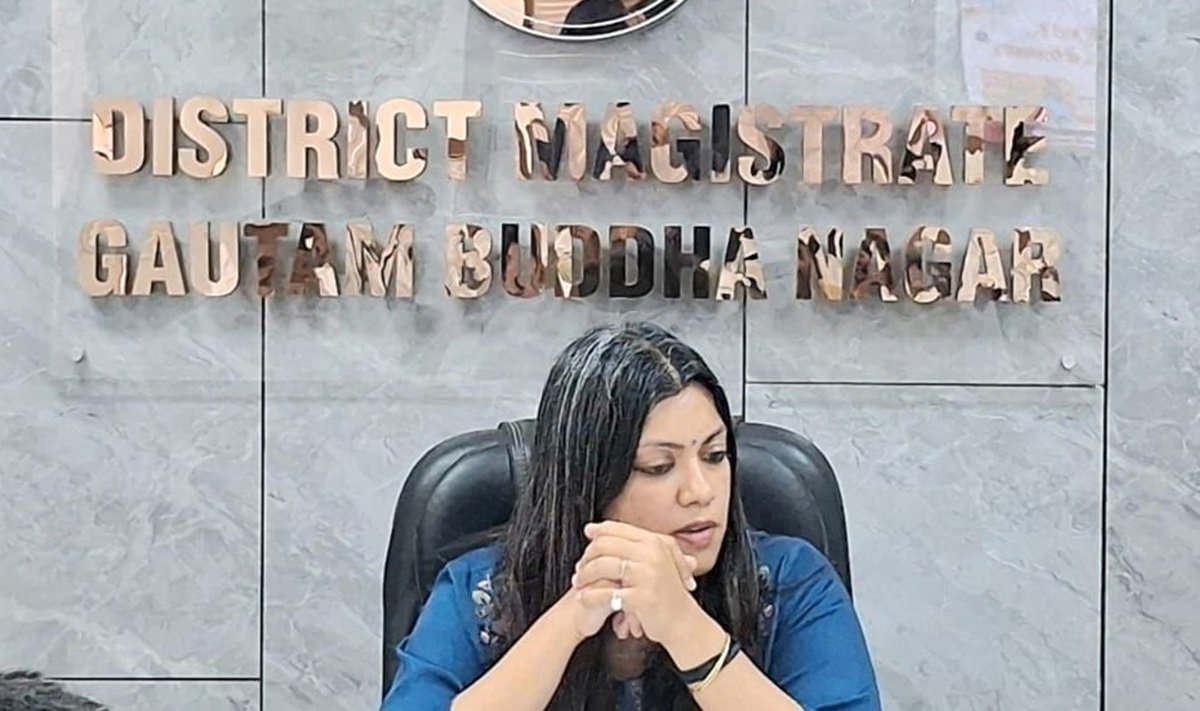 गौतमबुद्धनगर में जिलाधिकारी ने औद्योगिक इकाइयों की आउटसोर्सिंग एजेंसियों के साथ बैठक कर शासन की गाइडलाइंस के सख्त अनुपालन के निर्देश दिए। न्यूनतम वेतन का भुगतान सीधे बैंक खातों में सुनिश्चित करने को कहा गया। किसी भी प्रकार के उल्लंघन, उपद्रव या श्रमिक शोषण पर एजेंसी को ब्लैकलिस्ट कर लाइसेंस निरस्त किया जाएगा।