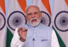 नई दिल्ली में राष्ट्र को संबोधित करते हुए नरेंद्र मोदी ने नारी वंदन संशोधन अधिनियम को लेकर विपक्ष पर कड़ा हमला बोला। उन्होंने भारतीय राष्ट्रीय कांग्रेस, समाजवादी पार्टी और तृणमूल कांग्रेस पर महिलाओं के अधिकार रोकने का आरोप लगाया। पीएम ने कहा कि यह ऐतिहासिक अवसर था, लेकिन परिवारवाद और राजनीति के कारण इसे रोका गया। उन्होंने दावा किया कि देश की महिलाएं इस “अपराध” को कभी नहीं भूलेंगी और समय आने पर जवाब देंगी।