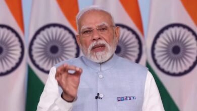 नई दिल्ली में राष्ट्र को संबोधित करते हुए नरेंद्र मोदी ने नारी वंदन संशोधन अधिनियम को लेकर विपक्ष पर कड़ा हमला बोला। उन्होंने भारतीय राष्ट्रीय कांग्रेस, समाजवादी पार्टी और तृणमूल कांग्रेस पर महिलाओं के अधिकार रोकने का आरोप लगाया। पीएम ने कहा कि यह ऐतिहासिक अवसर था, लेकिन परिवारवाद और राजनीति के कारण इसे रोका गया। उन्होंने दावा किया कि देश की महिलाएं इस “अपराध” को कभी नहीं भूलेंगी और समय आने पर जवाब देंगी।