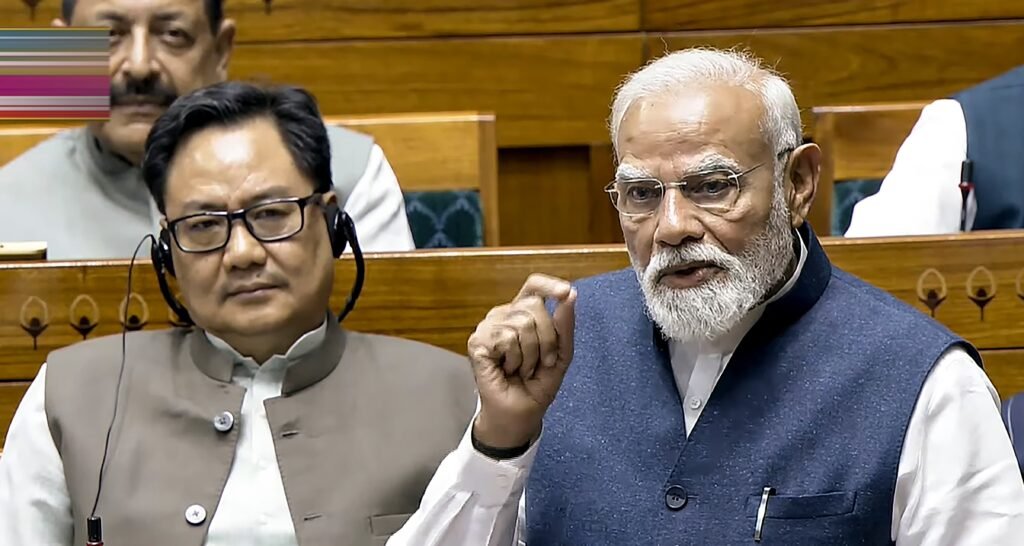 नई दिल्ली में लोकसभा को संबोधित करते हुए प्रधानमंत्री नरेन्द्र मोदी ने महिलाओं को विधायिका में आरक्षण देने का जोरदार समर्थन किया। उन्होंने स्पष्ट किया कि इससे किसी राज्य या राजनीतिक दल को नुकसान नहीं होगा और पुरुषों की सीटें भी कम नहीं होंगी। पीएम ने विपक्ष से अपील की कि इस मुद्दे को राजनीति से ऊपर उठकर देखें। उन्होंने चेतावनी दी कि जो दल इसका विरोध करेंगे, उन्हें चुनावों में इसका खामियाजा भुगतना पड़ेगा।