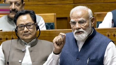 नई दिल्ली में लोकसभा को संबोधित करते हुए प्रधानमंत्री नरेन्द्र मोदी ने महिलाओं को विधायिका में आरक्षण देने का जोरदार समर्थन किया। उन्होंने स्पष्ट किया कि इससे किसी राज्य या राजनीतिक दल को नुकसान नहीं होगा और पुरुषों की सीटें भी कम नहीं होंगी। पीएम ने विपक्ष से अपील की कि इस मुद्दे को राजनीति से ऊपर उठकर देखें। उन्होंने चेतावनी दी कि जो दल इसका विरोध करेंगे, उन्हें चुनावों में इसका खामियाजा भुगतना पड़ेगा।