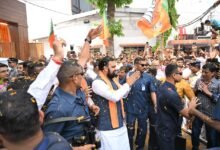 बिहार की राजनीति में बड़ा बदलाव देखने को मिला है, जहां भाजपा नेता सम्राट चौधरी ने मुख्यमंत्री पद की शपथ लेकर नई सरकार की कमान संभाली। तीन दशकों तक लालू प्रसाद यादव और नीतीश कुमार के इर्द-गिर्द घूमती रही राजनीति अब नए दौर में प्रवेश कर गई है। 2025 विधानसभा चुनाव में भाजपा सबसे बड़े दल के रूप में उभरी और पहली बार राज्य में नेतृत्व की भूमिका में आई। शपथ ग्रहण के बाद चौधरी के पिता भावुक हो गए, जिससे माहौल भी भावनात्मक बन गया।