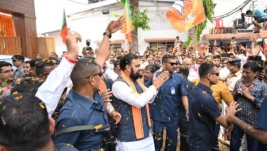 बिहार की राजनीति में बड़ा बदलाव देखने को मिला है, जहां भाजपा नेता सम्राट चौधरी ने मुख्यमंत्री पद की शपथ लेकर नई सरकार की कमान संभाली। तीन दशकों तक लालू प्रसाद यादव और नीतीश कुमार के इर्द-गिर्द घूमती रही राजनीति अब नए दौर में प्रवेश कर गई है। 2025 विधानसभा चुनाव में भाजपा सबसे बड़े दल के रूप में उभरी और पहली बार राज्य में नेतृत्व की भूमिका में आई। शपथ ग्रहण के बाद चौधरी के पिता भावुक हो गए, जिससे माहौल भी भावनात्मक बन गया।