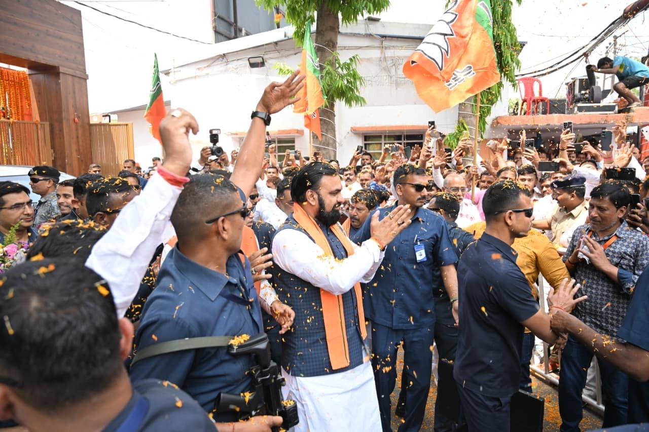 बिहार की राजनीति में बड़ा बदलाव देखने को मिला है, जहां भाजपा नेता सम्राट चौधरी ने मुख्यमंत्री पद की शपथ लेकर नई सरकार की कमान संभाली। तीन दशकों तक लालू प्रसाद यादव और नीतीश कुमार के इर्द-गिर्द घूमती रही राजनीति अब नए दौर में प्रवेश कर गई है। 2025 विधानसभा चुनाव में भाजपा सबसे बड़े दल के रूप में उभरी और पहली बार राज्य में नेतृत्व की भूमिका में आई। शपथ ग्रहण के बाद चौधरी के पिता भावुक हो गए, जिससे माहौल भी भावनात्मक बन गया।