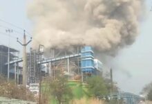 छत्तीसगढ़ के सक्ती स्थित वेदांता पावर प्लांट में बॉयलर विस्फोट से 17 लोगों की मौत हो गई। प्रशासन ने मृतकों के नाम जारी कर दिए हैं। हादसे में कई कर्मचारी गंभीर रूप से घायल हैं, जिनका इलाज जारी है। घटना के बाद सुरक्षा मानकों पर सवाल उठे हैं। सरकार ने जांच के आदेश देते हुए परिजनों को मुआवजा देने की घोषणा की है।