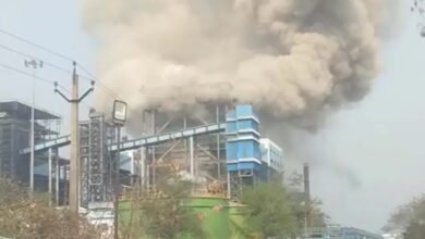 छत्तीसगढ़ के सक्ती स्थित वेदांता पावर प्लांट में बॉयलर विस्फोट से 17 लोगों की मौत हो गई। प्रशासन ने मृतकों के नाम जारी कर दिए हैं। हादसे में कई कर्मचारी गंभीर रूप से घायल हैं, जिनका इलाज जारी है। घटना के बाद सुरक्षा मानकों पर सवाल उठे हैं। सरकार ने जांच के आदेश देते हुए परिजनों को मुआवजा देने की घोषणा की है।