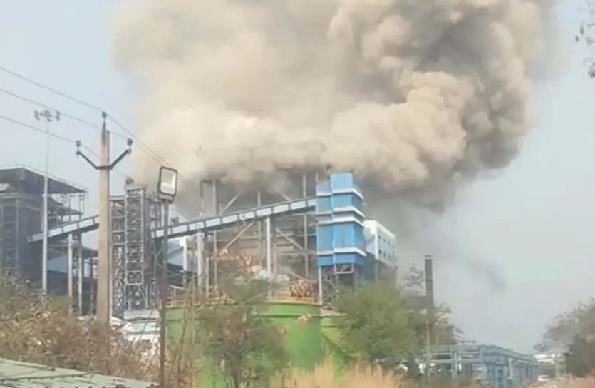 छत्तीसगढ़ के सक्ती स्थित वेदांता पावर प्लांट में बॉयलर विस्फोट से 17 लोगों की मौत हो गई। प्रशासन ने मृतकों के नाम जारी कर दिए हैं। हादसे में कई कर्मचारी गंभीर रूप से घायल हैं, जिनका इलाज जारी है। घटना के बाद सुरक्षा मानकों पर सवाल उठे हैं। सरकार ने जांच के आदेश देते हुए परिजनों को मुआवजा देने की घोषणा की है।