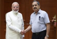 केंद्र सरकार ने नीति आयोग का पुनर्गठन करते हुए डॉ. अशोक कुमार लाहिड़ी को उपाध्यक्ष नियुक्त किया है। वे सुमन बेरी का स्थान लेंगे। साथ ही राजीव गौबा, प्रो. केवी राजू, प्रो. गोबर्धन दास, प्रो. अभय करंदीकर और डॉ. एम. श्रीनिवास को पूर्णकालिक सदस्य बनाया गया है। प्रधानमंत्री नरेंद्र मोदी ने इसे नीति-निर्माण और सहकारी संघवाद को मजबूत करने की दिशा में अहम कदम बताया। नई टीम से आर्थिक सुधारों और नवाचार को बढ़ावा मिलने की उम्मीद है।