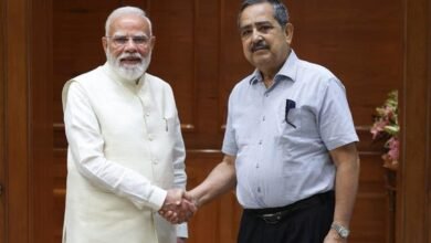 केंद्र सरकार ने नीति आयोग का पुनर्गठन करते हुए डॉ. अशोक कुमार लाहिड़ी को उपाध्यक्ष नियुक्त किया है। वे सुमन बेरी का स्थान लेंगे। साथ ही राजीव गौबा, प्रो. केवी राजू, प्रो. गोबर्धन दास, प्रो. अभय करंदीकर और डॉ. एम. श्रीनिवास को पूर्णकालिक सदस्य बनाया गया है। प्रधानमंत्री नरेंद्र मोदी ने इसे नीति-निर्माण और सहकारी संघवाद को मजबूत करने की दिशा में अहम कदम बताया। नई टीम से आर्थिक सुधारों और नवाचार को बढ़ावा मिलने की उम्मीद है।