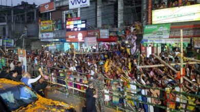 सिलीगुड़ी में आयोजित विजय संकल्प सभा को संबोधित करते हुए प्रधानमंत्री नरेंद्र मोदी ने तृणमूल कांग्रेस पर तीखा हमला बोला। उन्होंने पार्टी को उत्तर बंगाल, आदिवासी, चाय बागान, महिला और युवा विरोधी बताया। मोदी ने कहा कि तृणमूल सरकार ने विकास के बजाय तुष्टिकरण और भ्रष्टाचार को बढ़ावा दिया। उन्होंने भाजपा को उत्तर बंगाल के विकास का इंजन बताते हुए बेहतर बुनियादी ढांचा, रोजगार, शिक्षा और खेल सुविधाओं का वादा किया और जनता से परिवर्तन के लिए समर्थन मांगा।