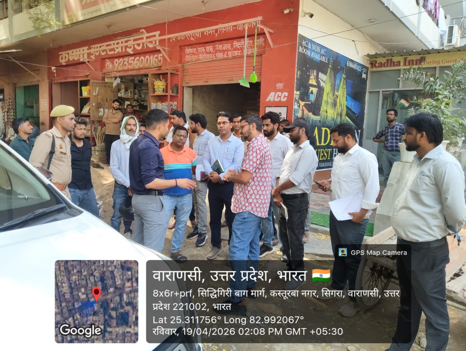 वाराणसी में सीएम ग्रिड योजना के तहत सिगरा से औरंगाबाद तक बन रही सड़क का नगर आयुक्त हिमांशु नागपाल ने औचक निरीक्षण किया। उन्होंने निर्माण कार्य की गुणवत्ता और प्रगति की समीक्षा करते हुए अधिकारियों को तय समय में कार्य पूर्ण करने के निर्देश दिए। योजना पर 1245.963 लाख रुपये खर्च हो रहे हैं।