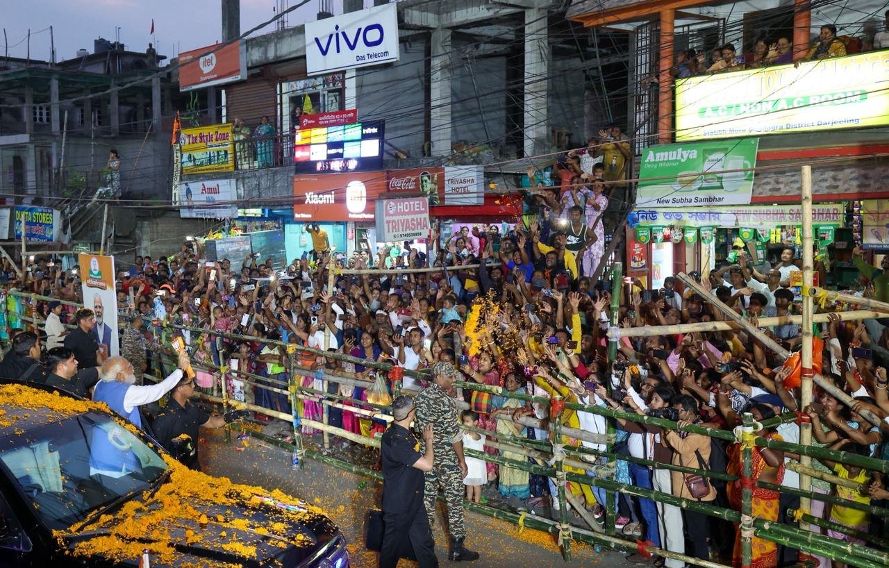 सिलीगुड़ी में आयोजित विजय संकल्प सभा को संबोधित करते हुए प्रधानमंत्री नरेंद्र मोदी ने तृणमूल कांग्रेस पर तीखा हमला बोला। उन्होंने पार्टी को उत्तर बंगाल, आदिवासी, चाय बागान, महिला और युवा विरोधी बताया। मोदी ने कहा कि तृणमूल सरकार ने विकास के बजाय तुष्टिकरण और भ्रष्टाचार को बढ़ावा दिया। उन्होंने भाजपा को उत्तर बंगाल के विकास का इंजन बताते हुए बेहतर बुनियादी ढांचा, रोजगार, शिक्षा और खेल सुविधाओं का वादा किया और जनता से परिवर्तन के लिए समर्थन मांगा।