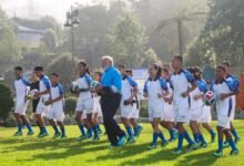 प्रधानमंत्री नरेंद्र मोदी ने सिक्किम की स्थापना के 50 वर्ष पूरे होने पर गंगटोक में आयोजित भव्य समारोह में 30 से अधिक विकास परियोजनाओं का उद्घाटन व शिलान्यास किया। उन्होंने राज्य की प्राकृतिक सुंदरता, पर्यटन और जैविक खेती की सराहना करते हुए कनेक्टिविटी व इंफ्रास्ट्रक्चर को मजबूत करने पर जोर दिया। कार्यक्रम में सांस्कृतिक प्रस्तुतियों ने माहौल को जीवंत बना दिया। अपने दौरे के दौरान पीएम मोदी ने बच्चों के साथ फुटबॉल खेलकर उनका उत्साह बढ़ाया और लोगों से आत्मीय संवाद किया।