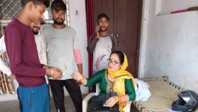 बागपत की गीता देवी ने NRLM और योगी सरकार की योजनाओं का लाभ लेकर आर्थिक तंगी से बाहर निकल आत्मनिर्भरता की मिसाल पेश की है। स्वयं सहायता समूह से जुड़कर उन्होंने ‘विद्युत सखी’ और ‘बीसी सखी’ के रूप में सफलता पाई। आज वह 3500 महिलाओं को प्रेरित कर सशक्त महिला नेतृत्व का उदाहरण बनी हैं।