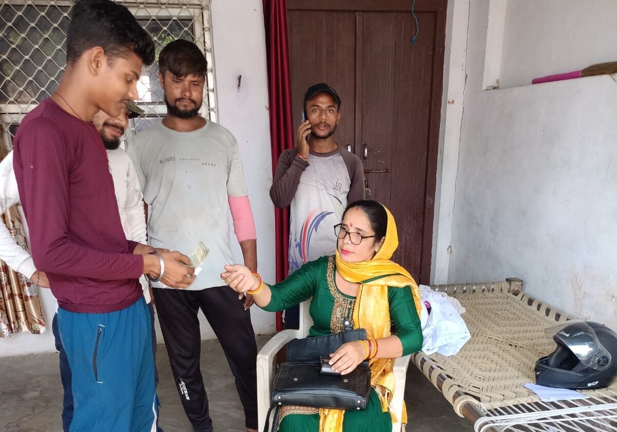 बागपत की गीता देवी ने NRLM और योगी सरकार की योजनाओं का लाभ लेकर आर्थिक तंगी से बाहर निकल आत्मनिर्भरता की मिसाल पेश की है। स्वयं सहायता समूह से जुड़कर उन्होंने ‘विद्युत सखी’ और ‘बीसी सखी’ के रूप में सफलता पाई। आज वह 3500 महिलाओं को प्रेरित कर सशक्त महिला नेतृत्व का उदाहरण बनी हैं।