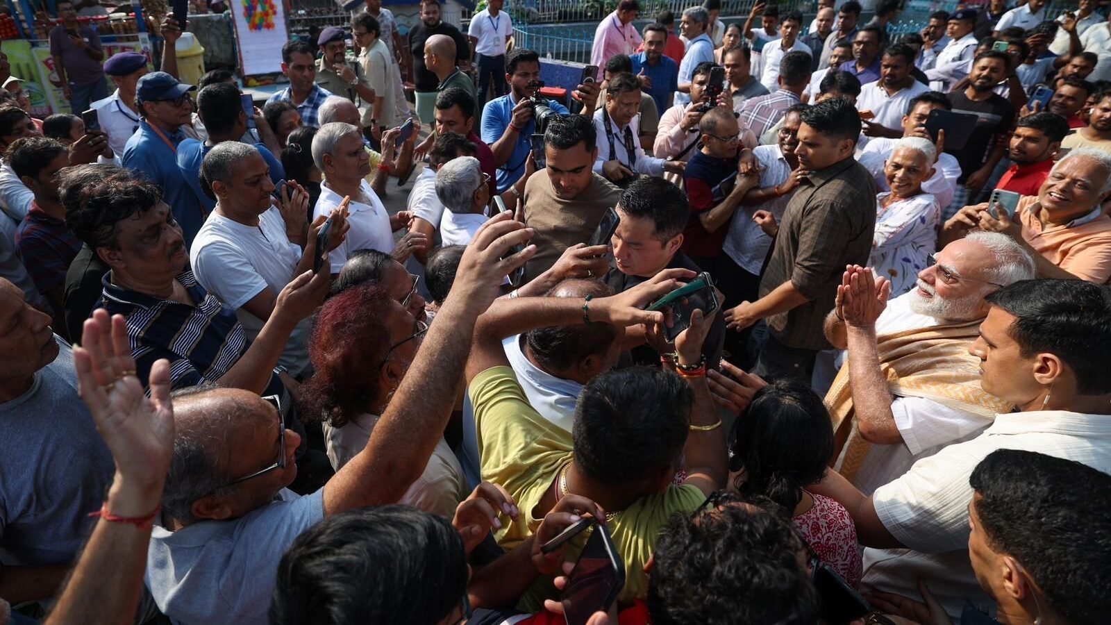 पश्चिम बंगाल के पनिहाटी में चुनावी रैली को संबोधित करते हुए प्रधानमंत्री नरेंद्र मोदी ने आरजी कर मेडिकल कॉलेज हत्याकांड को लेकर तृणमूल कांग्रेस पर तीखा हमला बोला। उन्होंने राज्य में ‘जंगलराज’, महिलाओं के खिलाफ अपराध, भ्रष्टाचार और घुसपैठ जैसे मुद्दों को उठाया। मोदी ने दावा किया कि भाजपा की सरकार बनने पर महिलाओं की सुरक्षा सुनिश्चित की जाएगी और राज्य को भय, बेरोजगारी व अत्याचार से मुक्ति मिलेगी। उन्होंने मतदाताओं से भाजपा को समर्थन देने की अपील की।