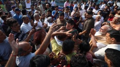 पश्चिम बंगाल के पनिहाटी में चुनावी रैली को संबोधित करते हुए प्रधानमंत्री नरेंद्र मोदी ने आरजी कर मेडिकल कॉलेज हत्याकांड को लेकर तृणमूल कांग्रेस पर तीखा हमला बोला। उन्होंने राज्य में ‘जंगलराज’, महिलाओं के खिलाफ अपराध, भ्रष्टाचार और घुसपैठ जैसे मुद्दों को उठाया। मोदी ने दावा किया कि भाजपा की सरकार बनने पर महिलाओं की सुरक्षा सुनिश्चित की जाएगी और राज्य को भय, बेरोजगारी व अत्याचार से मुक्ति मिलेगी। उन्होंने मतदाताओं से भाजपा को समर्थन देने की अपील की।