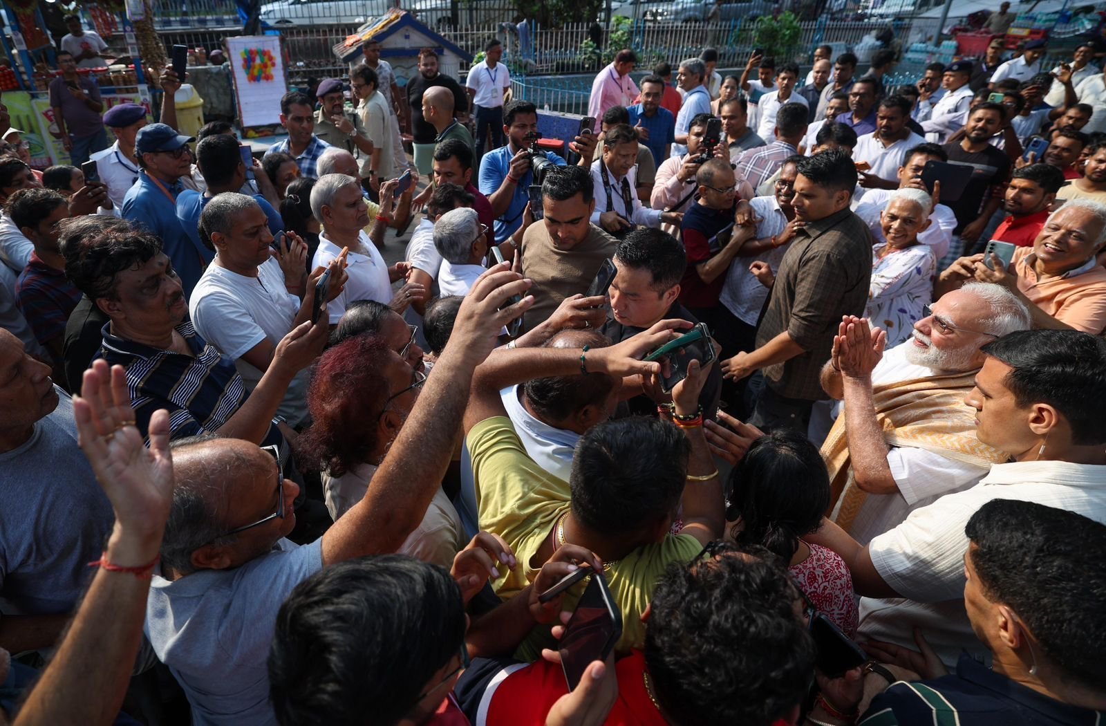 पश्चिम बंगाल के पनिहाटी में चुनावी रैली को संबोधित करते हुए प्रधानमंत्री नरेंद्र मोदी ने आरजी कर मेडिकल कॉलेज हत्याकांड को लेकर तृणमूल कांग्रेस पर तीखा हमला बोला। उन्होंने राज्य में ‘जंगलराज’, महिलाओं के खिलाफ अपराध, भ्रष्टाचार और घुसपैठ जैसे मुद्दों को उठाया। मोदी ने दावा किया कि भाजपा की सरकार बनने पर महिलाओं की सुरक्षा सुनिश्चित की जाएगी और राज्य को भय, बेरोजगारी व अत्याचार से मुक्ति मिलेगी। उन्होंने मतदाताओं से भाजपा को समर्थन देने की अपील की।