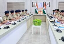 लखनऊ में समीक्षा बैठक के दौरान मुख्यमंत्री योगी आदित्यनाथ ने वर्ष 2026-27 में यूपी पुलिस में 81 हजार से अधिक पदों पर भर्ती की घोषणा की। उन्होंने भर्ती प्रक्रिया को पारदर्शी, निष्पक्ष और तकनीक आधारित बनाने के निर्देश दिए। साथ ही साइबर क्राइम नियंत्रण, पीआरवी रिस्पांस टाइम सुधार, अग्निशमन सेवाओं के विस्तार और पुलिस प्रशिक्षण को आधुनिक बनाने पर जोर दिया। मुख्यमंत्री ने कानून-व्यवस्था को सुदृढ़ कर जनता को सुरक्षित वातावरण देने की प्रतिबद्धता दोहराई।