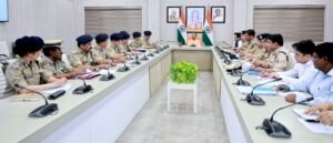 लखनऊ में समीक्षा बैठक के दौरान मुख्यमंत्री योगी आदित्यनाथ ने वर्ष 2026-27 में यूपी पुलिस में 81 हजार से अधिक पदों पर भर्ती की घोषणा की। उन्होंने भर्ती प्रक्रिया को पारदर्शी, निष्पक्ष और तकनीक आधारित बनाने के निर्देश दिए। साथ ही साइबर क्राइम नियंत्रण, पीआरवी रिस्पांस टाइम सुधार, अग्निशमन सेवाओं के विस्तार और पुलिस प्रशिक्षण को आधुनिक बनाने पर जोर दिया। मुख्यमंत्री ने कानून-व्यवस्था को सुदृढ़ कर जनता को सुरक्षित वातावरण देने की प्रतिबद्धता दोहराई।