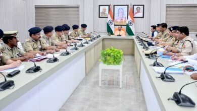 लखनऊ में समीक्षा बैठक के दौरान मुख्यमंत्री योगी आदित्यनाथ ने वर्ष 2026-27 में यूपी पुलिस में 81 हजार से अधिक पदों पर भर्ती की घोषणा की। उन्होंने भर्ती प्रक्रिया को पारदर्शी, निष्पक्ष और तकनीक आधारित बनाने के निर्देश दिए। साथ ही साइबर क्राइम नियंत्रण, पीआरवी रिस्पांस टाइम सुधार, अग्निशमन सेवाओं के विस्तार और पुलिस प्रशिक्षण को आधुनिक बनाने पर जोर दिया। मुख्यमंत्री ने कानून-व्यवस्था को सुदृढ़ कर जनता को सुरक्षित वातावरण देने की प्रतिबद्धता दोहराई।