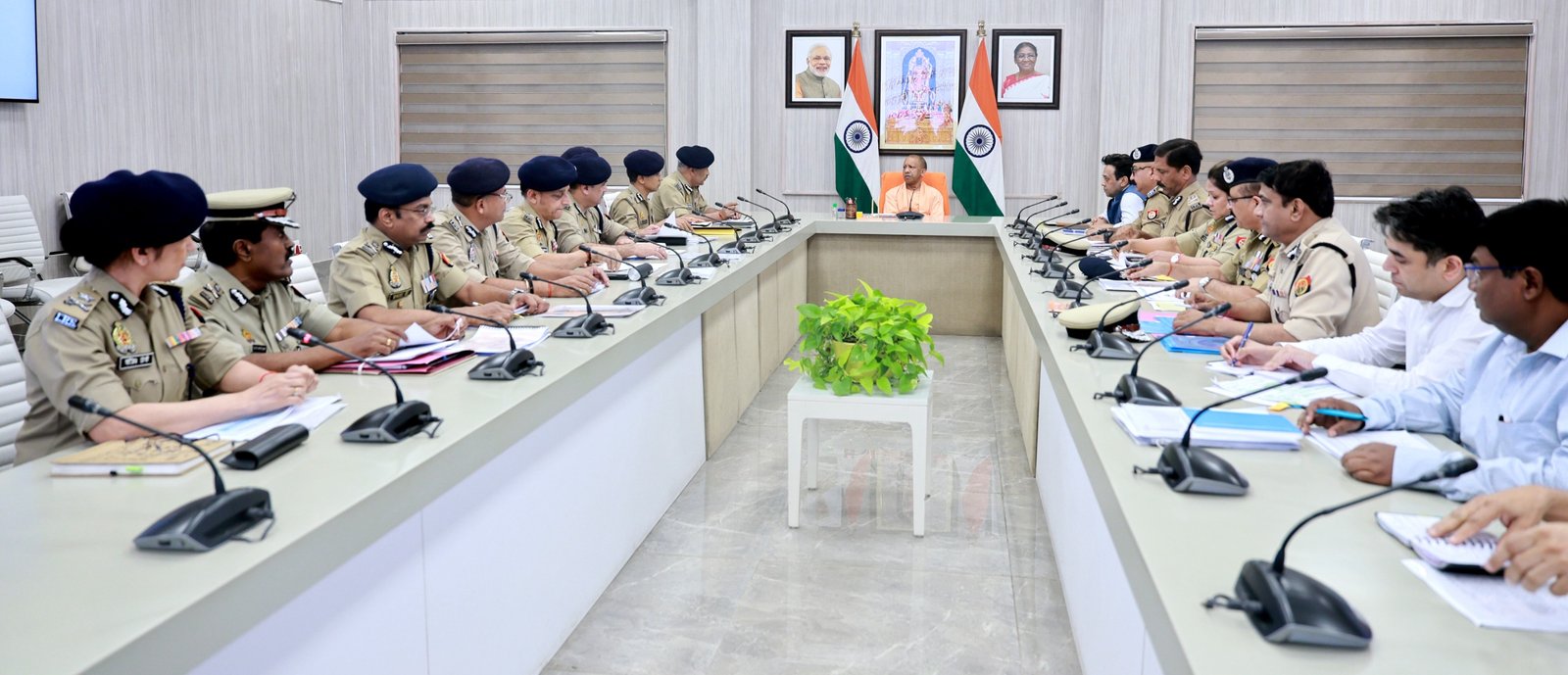 लखनऊ में समीक्षा बैठक के दौरान मुख्यमंत्री योगी आदित्यनाथ ने वर्ष 2026-27 में यूपी पुलिस में 81 हजार से अधिक पदों पर भर्ती की घोषणा की। उन्होंने भर्ती प्रक्रिया को पारदर्शी, निष्पक्ष और तकनीक आधारित बनाने के निर्देश दिए। साथ ही साइबर क्राइम नियंत्रण, पीआरवी रिस्पांस टाइम सुधार, अग्निशमन सेवाओं के विस्तार और पुलिस प्रशिक्षण को आधुनिक बनाने पर जोर दिया। मुख्यमंत्री ने कानून-व्यवस्था को सुदृढ़ कर जनता को सुरक्षित वातावरण देने की प्रतिबद्धता दोहराई।