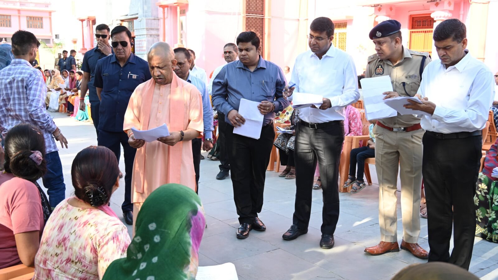 गोरखपुर में आयोजित जनता दर्शन में मुख्यमंत्री योगी आदित्यनाथ ने मानवीय संवेदनशीलता दिखाते हुए आर्थिक तंगी से जूझ रही एक छात्रा की फीस जमा कराने का निर्देश दिया। उन्होंने गंभीर बीमारियों के इलाज के लिए आर्थिक सहायता का भरोसा दिलाया और अधिकारियों को समयबद्ध व संतोषजनक समाधान सुनिश्चित करने के निर्देश दिए। सरकार हर जरूरतमंद के साथ खड़ी है।