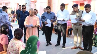 गोरखपुर में आयोजित जनता दर्शन में मुख्यमंत्री योगी आदित्यनाथ ने मानवीय संवेदनशीलता दिखाते हुए आर्थिक तंगी से जूझ रही एक छात्रा की फीस जमा कराने का निर्देश दिया। उन्होंने गंभीर बीमारियों के इलाज के लिए आर्थिक सहायता का भरोसा दिलाया और अधिकारियों को समयबद्ध व संतोषजनक समाधान सुनिश्चित करने के निर्देश दिए। सरकार हर जरूरतमंद के साथ खड़ी है।