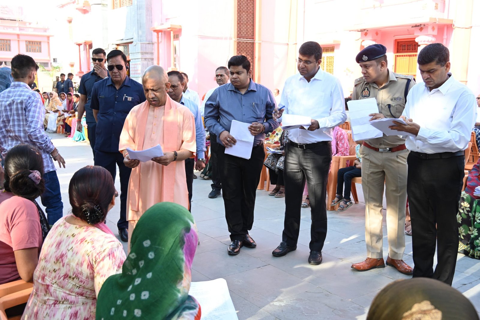 गोरखपुर में आयोजित जनता दर्शन में मुख्यमंत्री योगी आदित्यनाथ ने मानवीय संवेदनशीलता दिखाते हुए आर्थिक तंगी से जूझ रही एक छात्रा की फीस जमा कराने का निर्देश दिया। उन्होंने गंभीर बीमारियों के इलाज के लिए आर्थिक सहायता का भरोसा दिलाया और अधिकारियों को समयबद्ध व संतोषजनक समाधान सुनिश्चित करने के निर्देश दिए। सरकार हर जरूरतमंद के साथ खड़ी है।